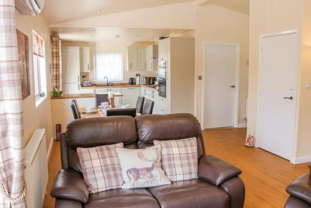 Fabulous Detached Lodge With Hot Tub Two Nights Minimum Stay 브리지노스 외부 사진