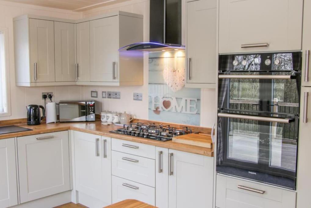 Fabulous Detached Lodge With Hot Tub Two Nights Minimum Stay 브리지노스 외부 사진