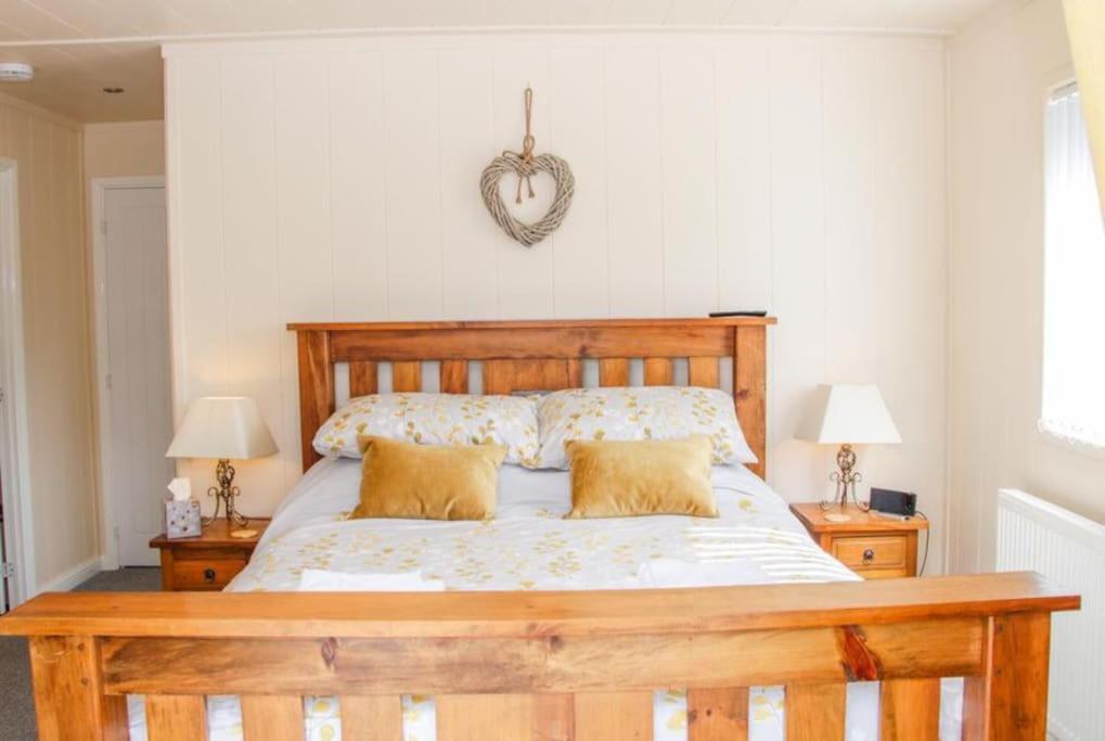 Fabulous Detached Lodge With Hot Tub Two Nights Minimum Stay 브리지노스 외부 사진